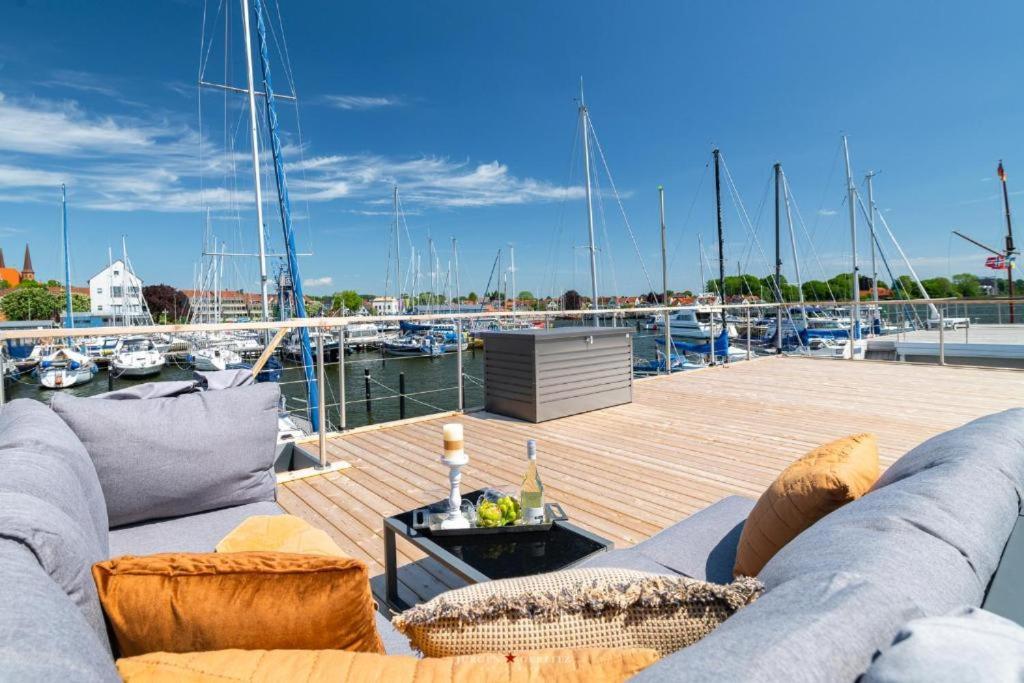 Hausboot Gluecksmomente Mit Dachterrasse In Schleswig Am Ostseefjord Schlei Exterior foto